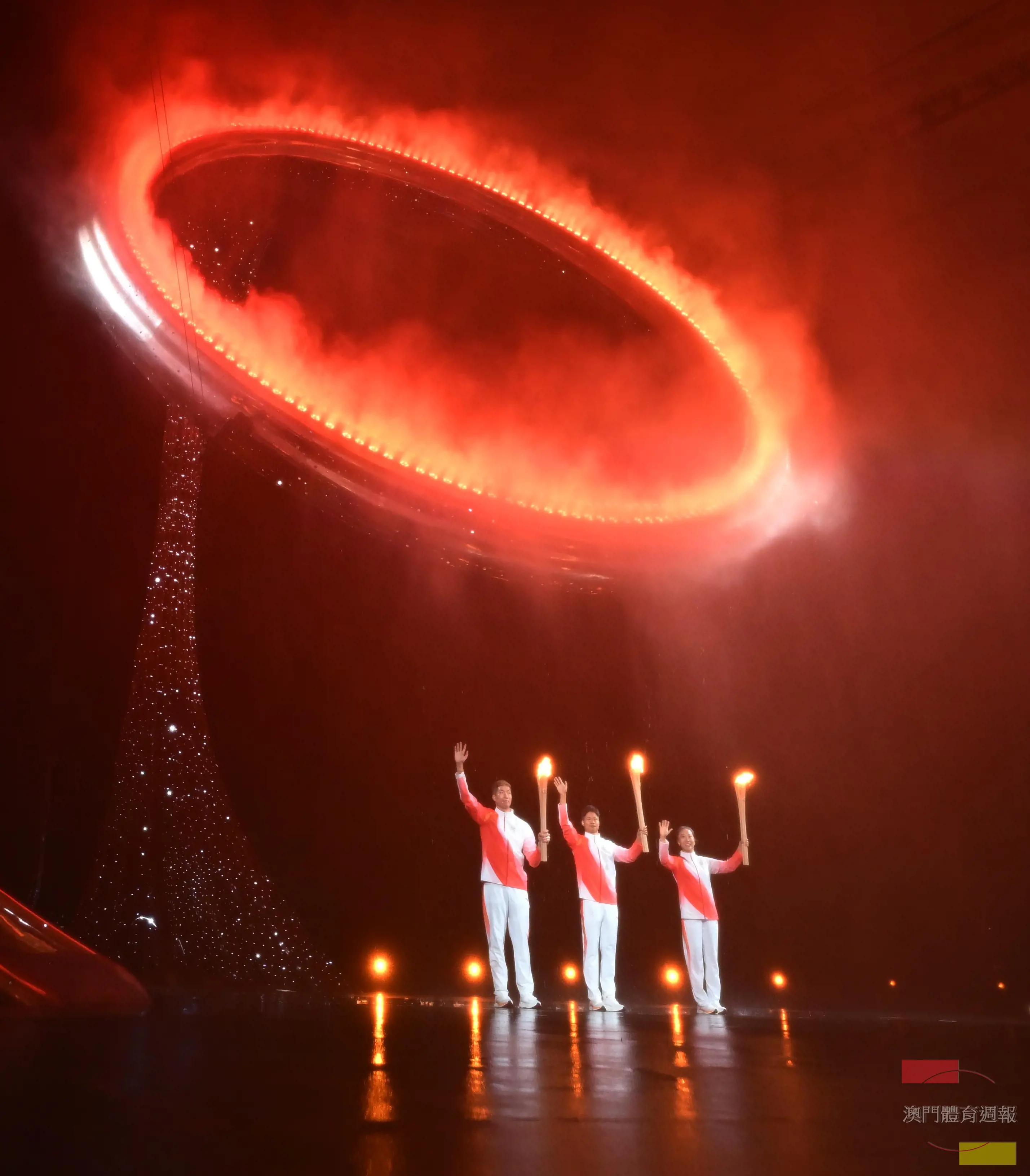 (右起)李褘連同蘇炳添、張家朗一棒火炬手，並一同點燃主火炬塔 (新華社).JPG